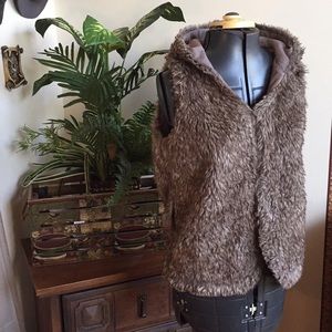 ✨SOLD✨ faux fur hooded vest with pockets